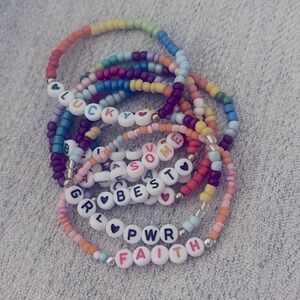 💚❤️💙NEW Set of 8 friendship bracelets❤️💜🧡